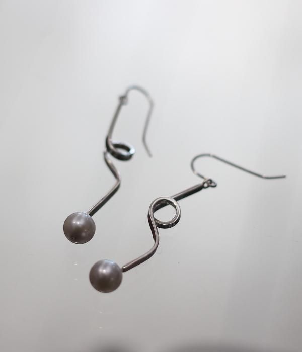 <img class='new_mark_img1' src='//img.shop-pro.jp/img/new/icons5.gif' style='border:none;display:inline;margin:0px;padding:0px;width:auto;' />【MARUCO】 PEARL + SILVER PIERCED EARRINGS