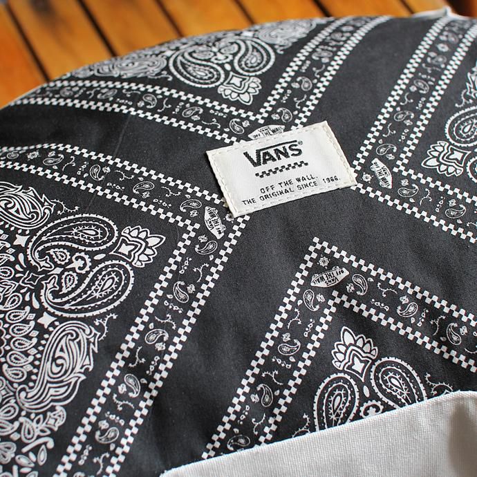 VANS SK8 OTW Bandana Cushion ヴァンズ ロゴクッション - Red<img class='new_mark_img2' src='//img.shop-pro.jp/img/new/icons47.gif' style='border:none;display:inline;margin:0px;padding:0px;width:auto;' /> 02
