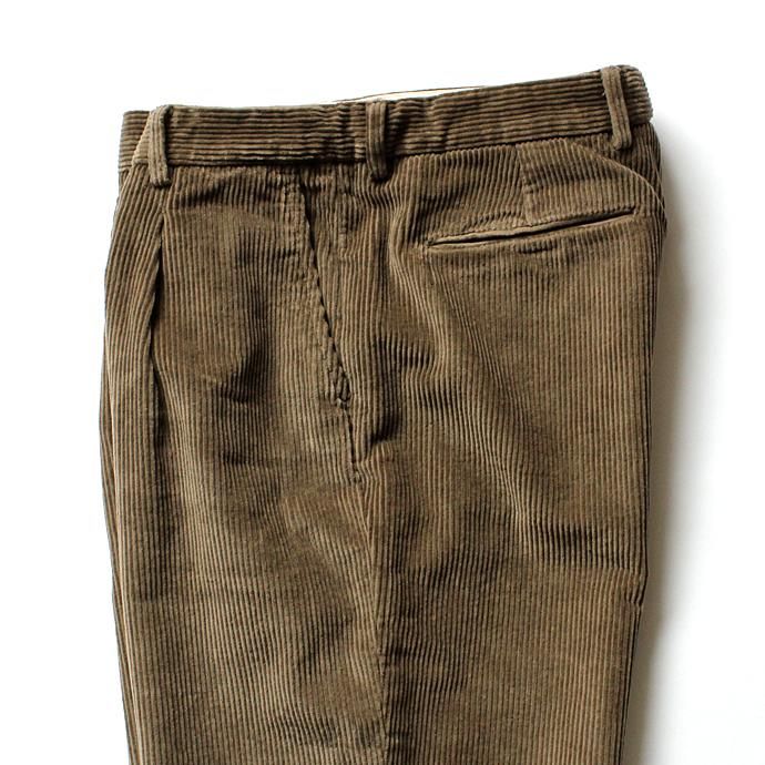 122332265 RICCARDO METHA / One Tuck Wide Trousers Corduroy コーデュロイ ワンタック ワイドパンツ - Beige<img class='new_mark_img2' src='//img.shop-pro.jp/img/new/icons47.gif' style='border:none;display:inline;margin:0px;padding:0px;width:auto;' /> 02