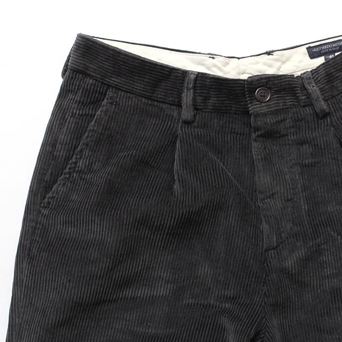 124650064 RICCARDO METHA / One Tuck Wide Trousers Corduroy コーデュロイ ワンタック ワイドパンツ - Grey<img class='new_mark_img2' src='//img.shop-pro.jp/img/new/icons47.gif' style='border:none;display:inline;margin:0px;padding:0px;width:auto;' /> 02