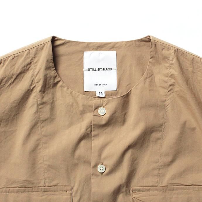 128993914 STILL BY HAND / ダブルポケット ストレッチシャツ SH0581 - ベージュ<img class='new_mark_img2' src='//img.shop-pro.jp/img/new/icons47.gif' style='border:none;display:inline;margin:0px;padding:0px;width:auto;' /> 02