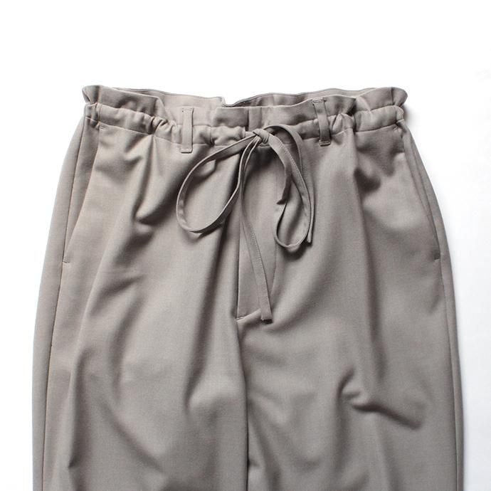 134426184 THEE(シー)/ high-rise easy slacks ハイウエストイージースラックス AN-PT-01 Greige<img class='new_mark_img2' src='//img.shop-pro.jp/img/new/icons47.gif' style='border:none;display:inline;margin:0px;padding:0px;width:auto;' /> 02