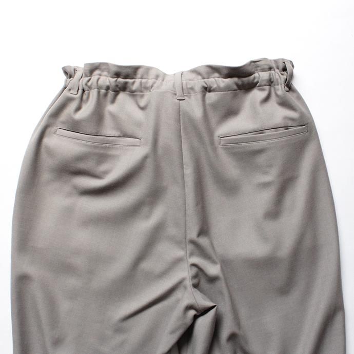 134426184 THEE(シー)/ high-rise easy slacks ハイウエストイージースラックス AN-PT-01 Greige<img class='new_mark_img2' src='//img.shop-pro.jp/img/new/icons47.gif' style='border:none;display:inline;margin:0px;padding:0px;width:auto;' /> 02