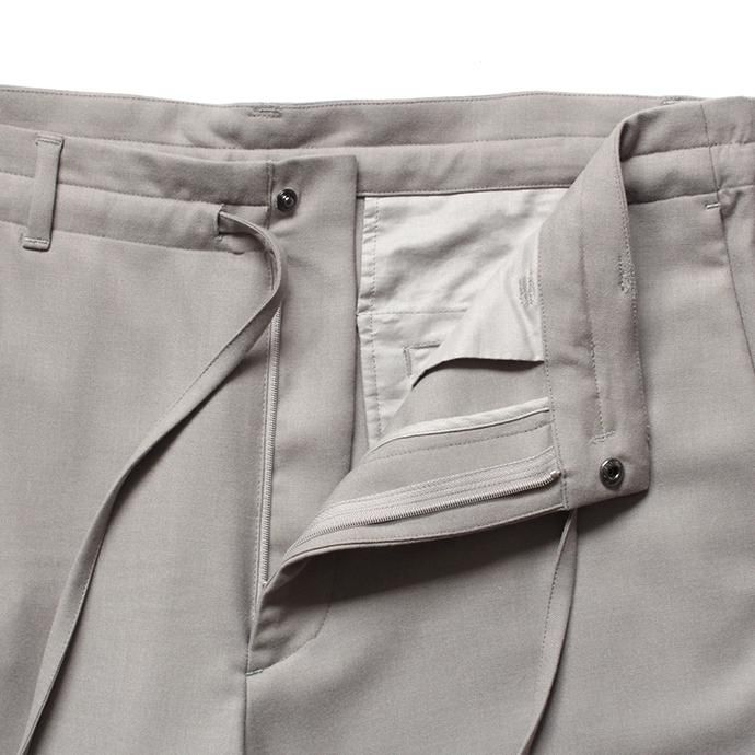 134426184 THEE(シー)/ high-rise easy slacks ハイウエストイージースラックス AN-PT-01 Greige<img class='new_mark_img2' src='//img.shop-pro.jp/img/new/icons47.gif' style='border:none;display:inline;margin:0px;padding:0px;width:auto;' /> 02