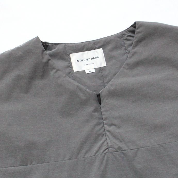 136404568 STILL BY HAND / BL0384 シンサレート中綿入り 半袖プルオーバー - Grey 02