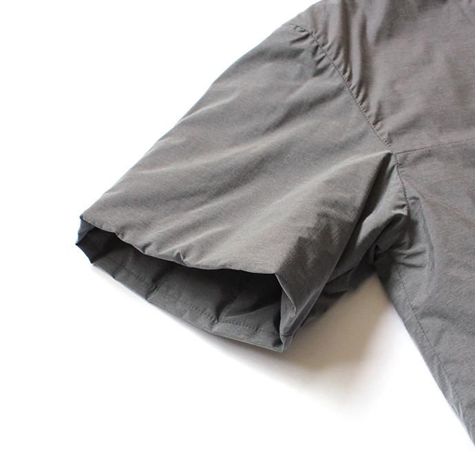 136404568 STILL BY HAND / BL0384 シンサレート中綿入り 半袖プルオーバー - Grey 02