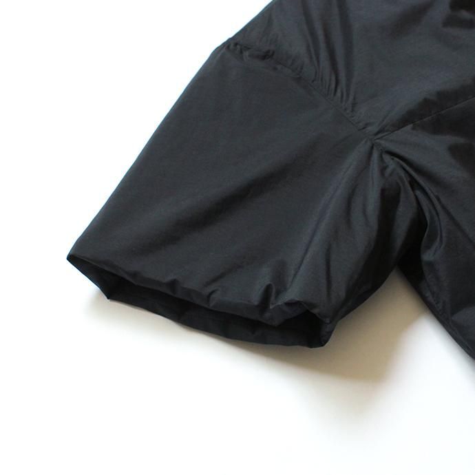 136404633 STILL BY HAND / BL0384 シンサレート中綿入り 半袖プルオーバー - Black 02