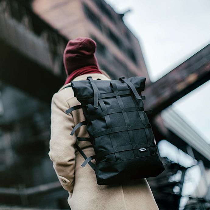 137057258 BRAASI INDUSTRY / WEBBING - 18L Black 耐水ロールトップバックパック 02