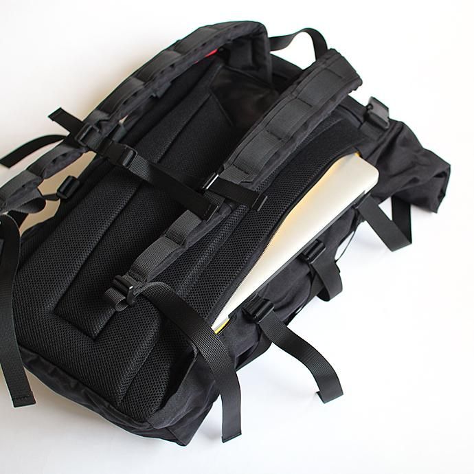 137059002 BRAASI INDUSTRY / WICKER - 28L Black 耐水ロールトップバックパック<img class='new_mark_img2' src='//img.shop-pro.jp/img/new/icons47.gif' style='border:none;display:inline;margin:0px;padding:0px;width:auto;' /> 02