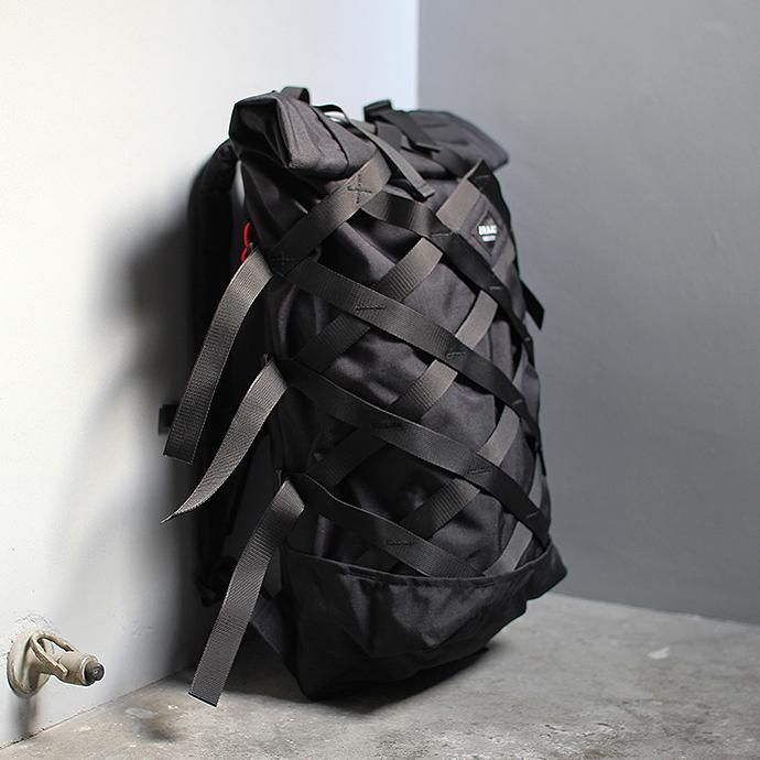 137059002 BRAASI INDUSTRY / WICKER - 28L Black 耐水ロールトップバックパック<img class='new_mark_img2' src='//img.shop-pro.jp/img/new/icons47.gif' style='border:none;display:inline;margin:0px;padding:0px;width:auto;' /> 02