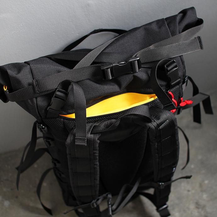 137060827 BRAASI INDUSTRY / EVO II - 30L Black 耐水ロールトップバックパック 02