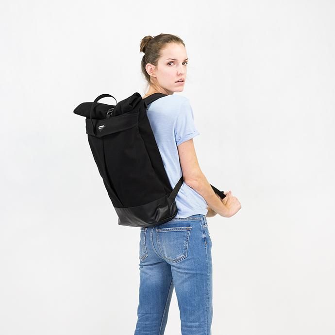 137061784 BRAASI INDUSTRY / LEVO - 25L Black 耐水ロールトップバックパック 02