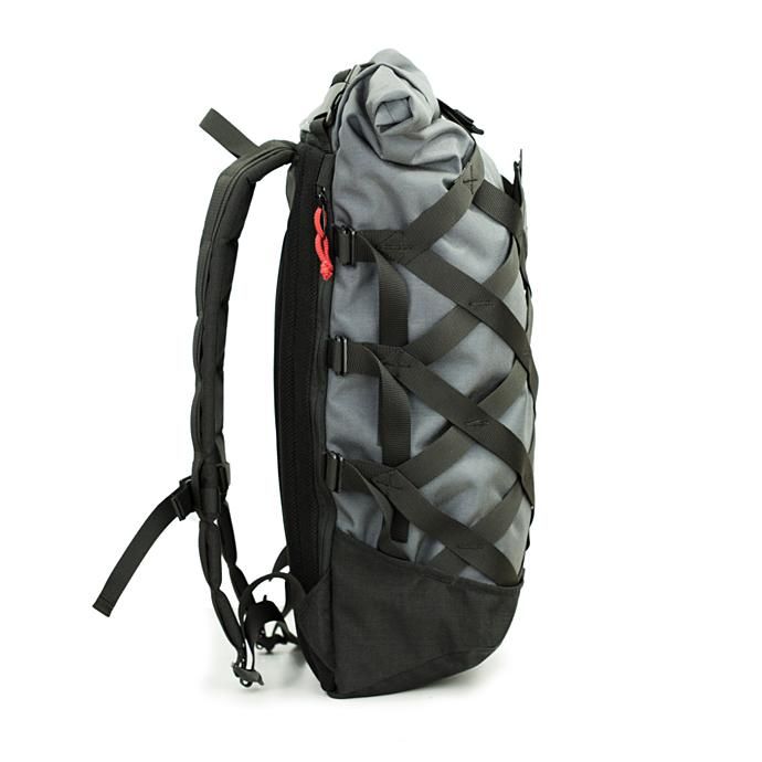 137059002 BRAASI INDUSTRY / WICKER - 28L Grey 耐水ロールトップバックパック 02