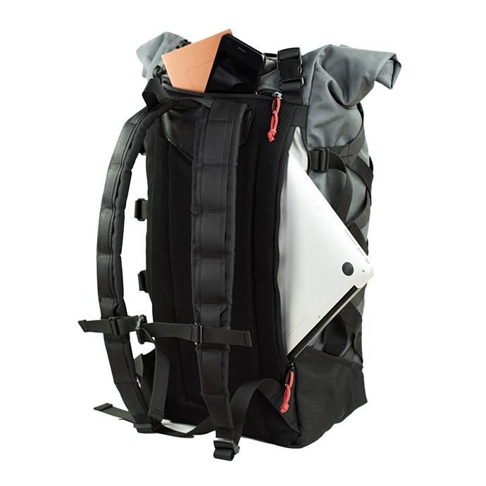 137059002 BRAASI INDUSTRY / WICKER - 28L Grey 耐水ロールトップバックパック 02