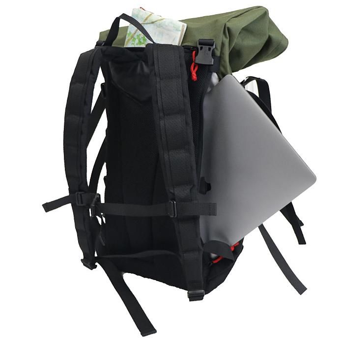 137059002 BRAASI INDUSTRY / WICKER - 28L Khaki 耐水ロールトップバックパック 02