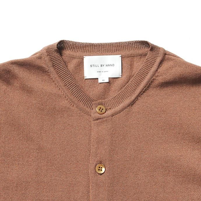 148438986 STILL BY HAND / KN04201 クルーネックカーディガン - Maroon 02