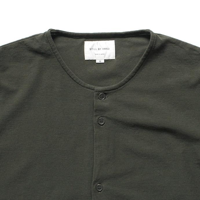 148999255 STILL BY HAND / CS05201 アムンゼンクルーネックカーディガン - Olive<img class='new_mark_img2' src='//img.shop-pro.jp/img/new/icons47.gif' style='border:none;display:inline;margin:0px;padding:0px;width:auto;' /> 02