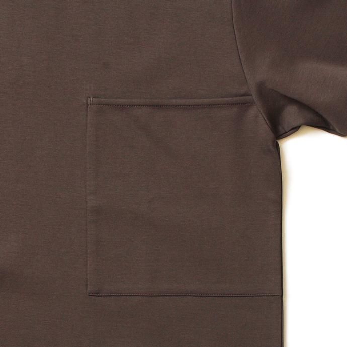 152755424 STILL BY HAND / CS03203 ポンチ素材 ビッグポケットカットソー - Brown 02