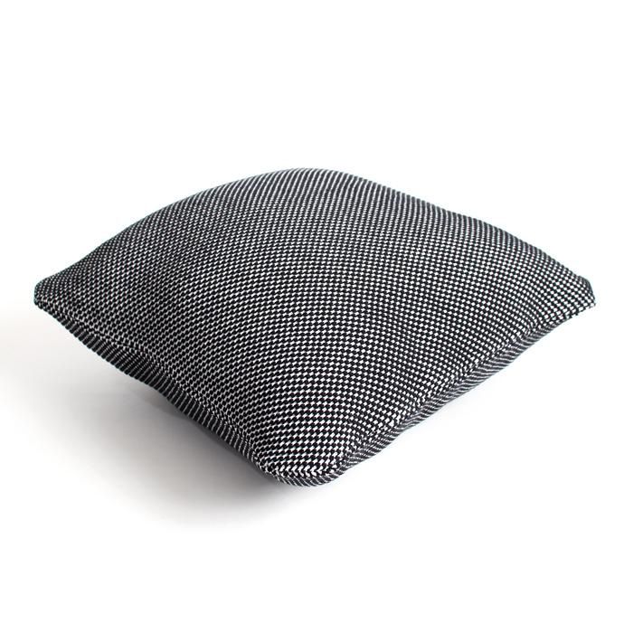 crepuscule crepuscule / ニットクッション - Black x White(ブラック/ホワイト)<img class='new_mark_img2' src='//img.shop-pro.jp/img/new/icons47.gif' style='border:none;display:inline;margin:0px;padding:0px;width:auto;' /> 02