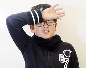 メガネをかけた男の子の写真