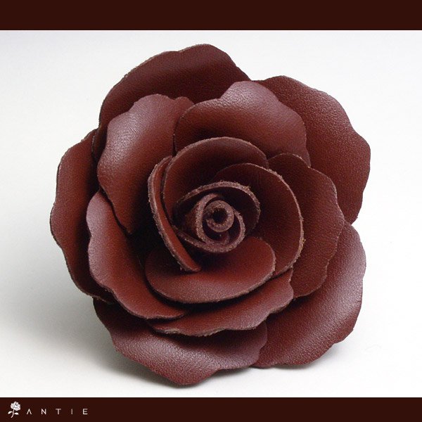 上質な革で手作りしたエレガント薔薇の花 ローズ コサージュ（茶色） 手作り オーダーハンドメイドレザー（革）バッグ・ブレスレット・ベルト販売店アンティー店
