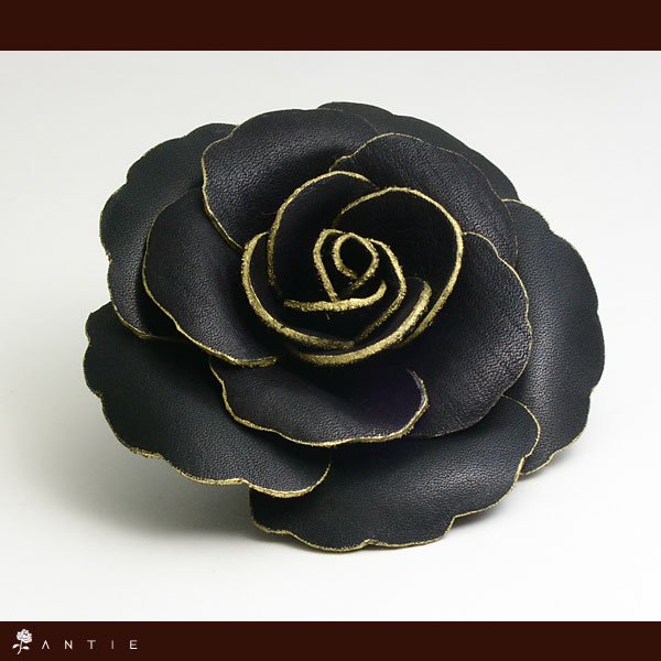 上質な革で手作りしたエレガント薔薇の花 ローズ コサージュ（ゴールド縁・黒色） -  手作りオーダーハンドメイドレザー（革）バッグ・ブレスレット・ベルト販売店アンティー店