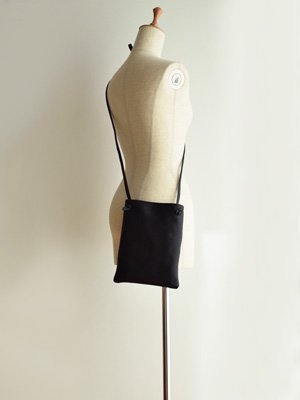 Yammart ヤマート flat shoulder bag black