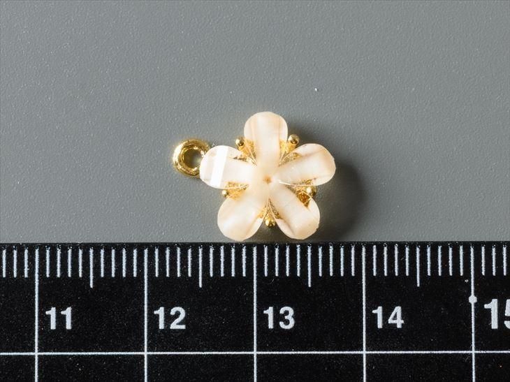 アクリル付きチャーム 5枚花 約15 5x12mm 1個 ラメホワイトxゴールド アクリルx亜鉛 カン付き アクセサリーパーツ 手芸用品 素材 部品 ハンドメイド アクセサリー パーツ レジン用品のネット通販 紗や工房