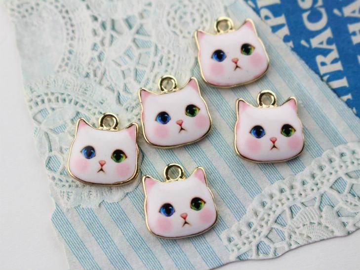 ミニチャーム ピンクチークねこ 約15x11mm ホワイト 5個 猫 ネコ 白猫 カン付き レジン イラスト ハンドメイド アクセサリーパーツ ハンドメイド アクセサリー パーツ レジン用品のネット通販 紗や工房