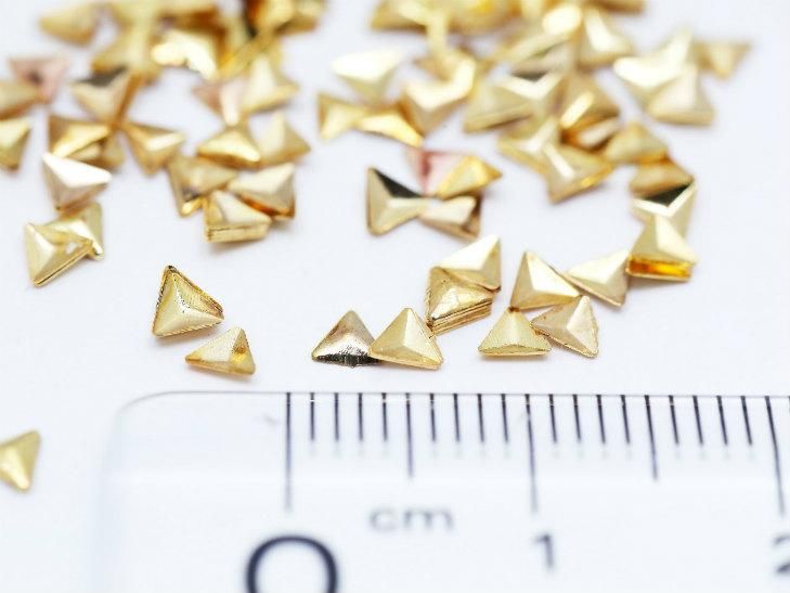 メタルパーツ スタッズ 三角 中 約2 8x3mm 約100個 Gold アートパーツ 埋め込み 封入資材 ネイル用品 レジン材料 デコ素材 部品 金属 ハンドメイド アクセサリー パーツ レジン用品のネット通販 紗や工房