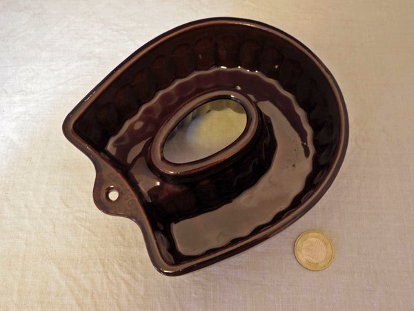 旧東ドイツ 馬蹄型 レリーフ 陶器の焼き菓子型・germany pottery mold horseshoe