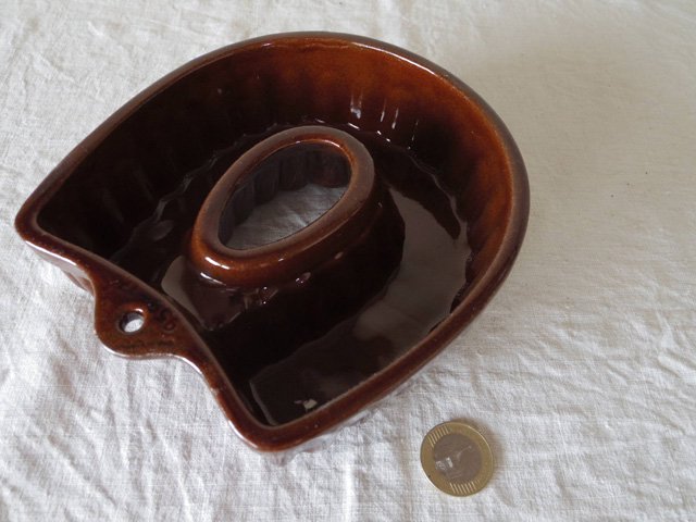 旧東ドイツ 馬蹄型 レリーフ 陶器の焼き菓子型 2・germany pottery mold