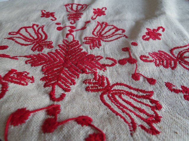 ハンガリー 刺繍 イーラーショシュ テーブルクロス タペストリー 正方形 チューリップ 十字架 赤 Hungary irasos cloth