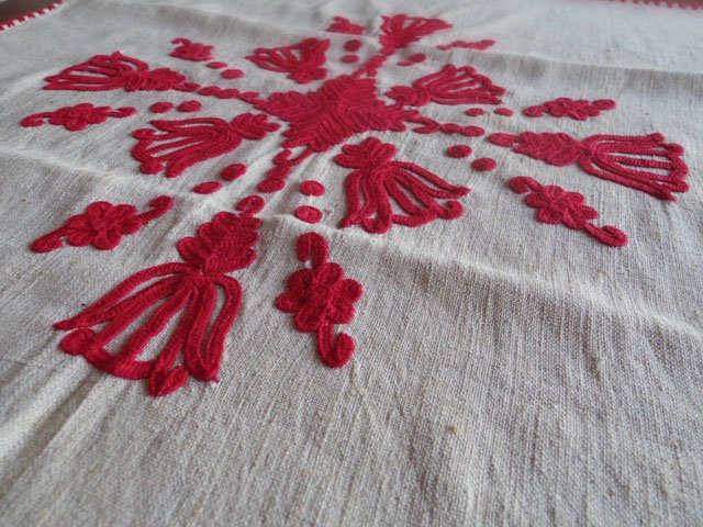 ハンガリー 刺繍 イーラーショシュ テーブルクロス タペストリー 正方形 チューリップ 十字架 赤 Hungary irasos cloth
