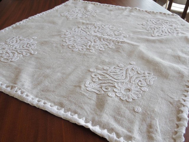 ハンガリー 刺繍 イーラーショシュ テーブルクロス タペストリー 正方形 白 Romania irasos cloth white