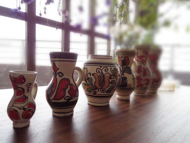 ルーマニア コロンド村の陶器の小さな花瓶  赤1・Romania Korond pottery vase small tall red 1