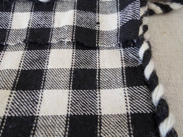 ルーマニア 黒と白 チェック 羊飼いのポシェット 正方形 蓋付き Romania shepherd plaid textile bag
