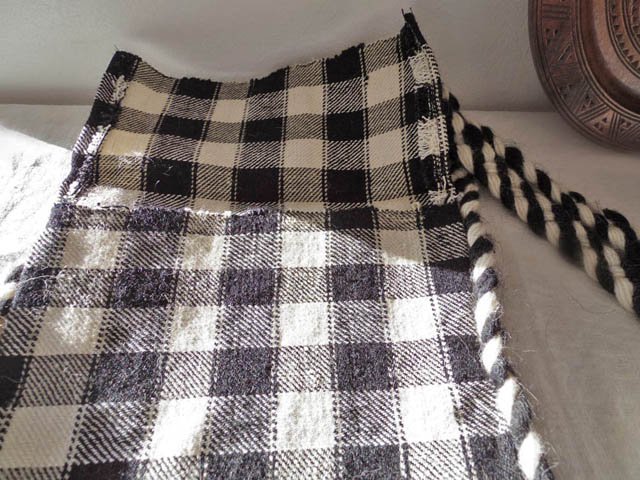 ルーマニア 黒と白 チェック 羊飼いのポシェット 正方形 蓋付き Romania shepherd plaid textile bag