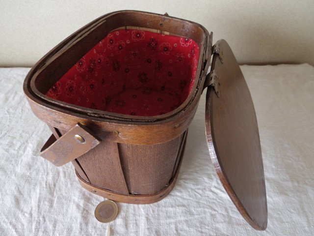 USA いちごトールペイント木の蓋つきカゴバッグ 小さめ バスケット カゴ バッグ vintage strawberry wooden bag small