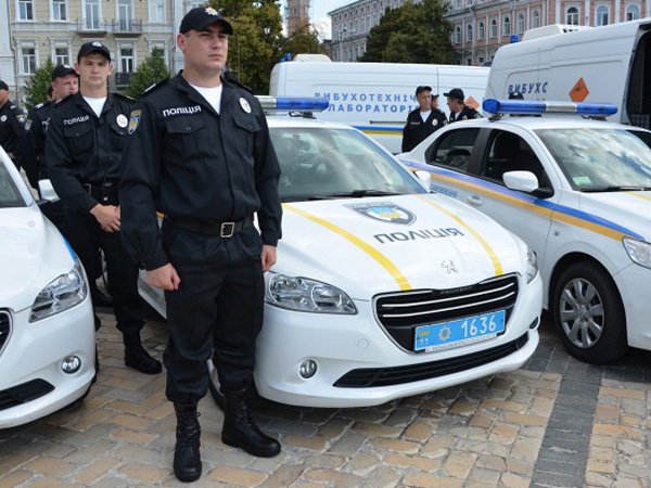 ウクライナ　ウクライナ警察　制服　民警　警察
