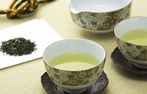 鹿児島茶の深蒸し茶なら「お茶の樋之口園」 | 湯呑と茶葉
