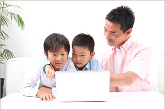 パソコンを触る親子の写真