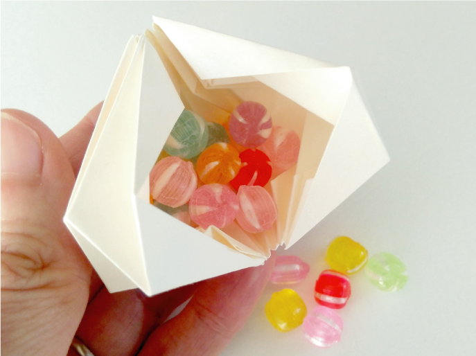 折り紙ダイアモンドキャンディーケース