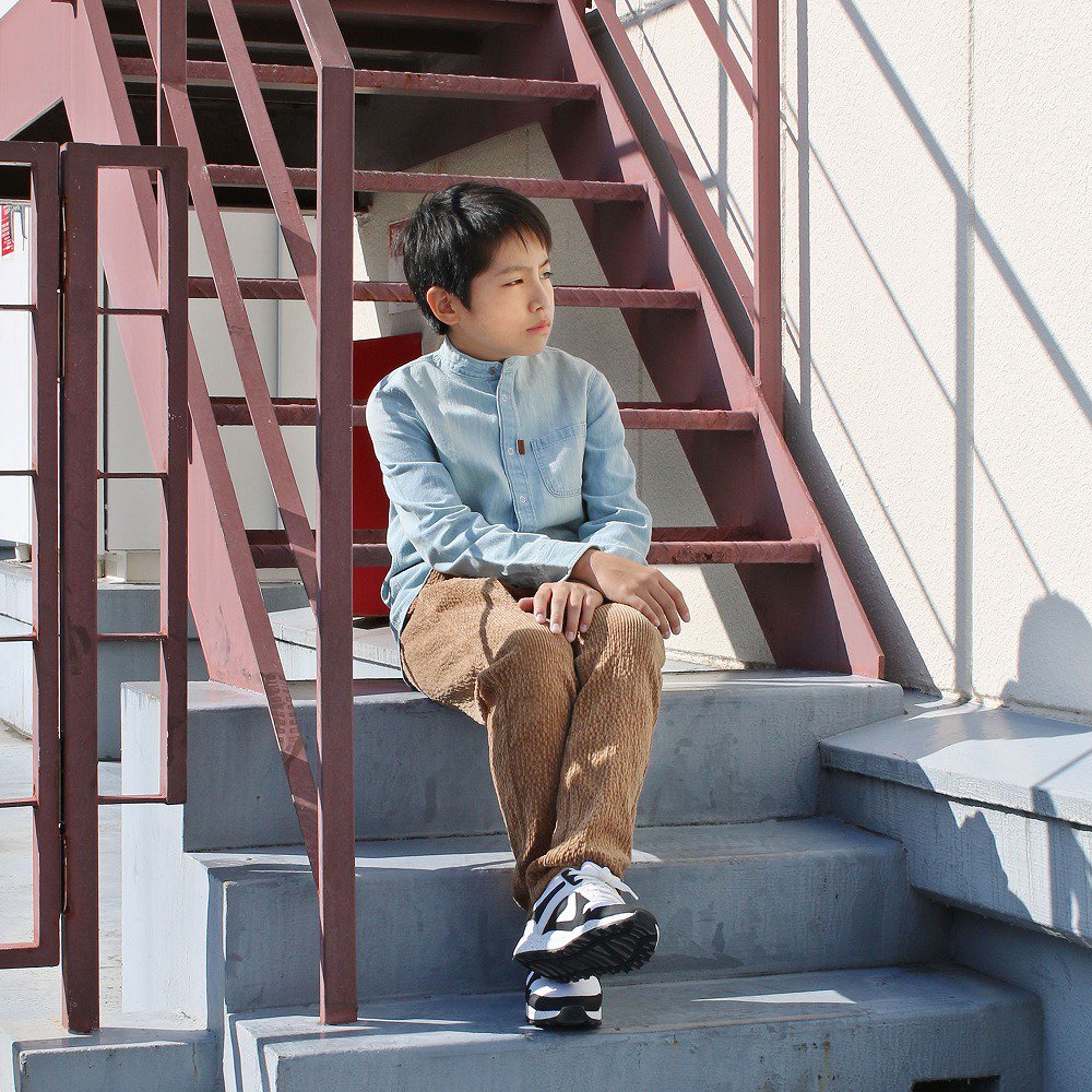 D2314モデル写真(キャメル)：階段に座ったポーズ